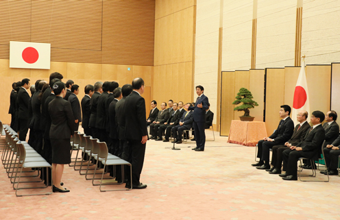 安倍总理出席了在总理大臣官邸召开的内阁及内阁府老员工表彰仪式。