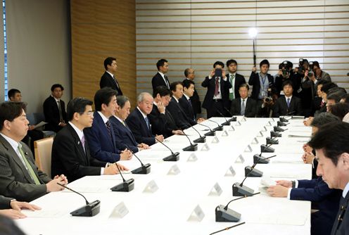安倍总理在总理大臣官邸召开了第8次观光立国推进阁僚会议。