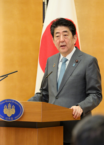 安倍总理在总理大臣官邸举行了第1届日本可持续发展目标(SDGs)奖表彰仪式。