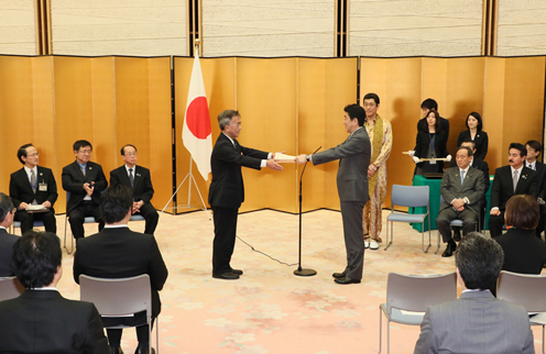 安倍总理在总理大臣官邸举行了第1届日本可持续发展目标（SDGs）奖表彰仪式。