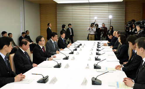 安倍总理在总理大臣官邸出席了第2次可再生能源与氢能等相关阁僚会议