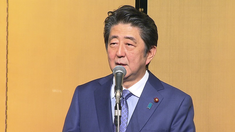 安倍总理出席了在东京都内举行的年终经济学家联谊会。