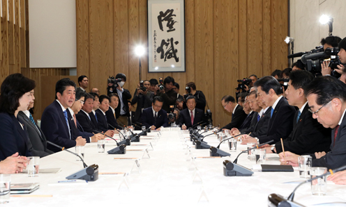 安倍总理在总理大臣官邸出席了政府执政党联络会议。