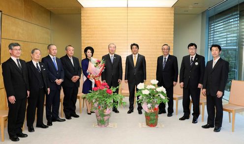 安倍总理在总理大臣官邸接受了岛根县松江市市长松浦正敬等赠送的大根岛牡丹。