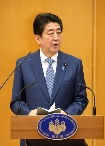 安倍总理在总理大臣官邸出席了第7届“日本制造业大奖表彰仪式及庆祝会”。