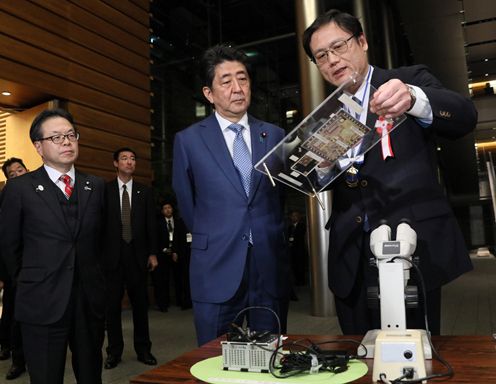 安倍总理在总理大臣官邸出席了第7届“日本制造业大奖表彰仪式及庆祝会”。