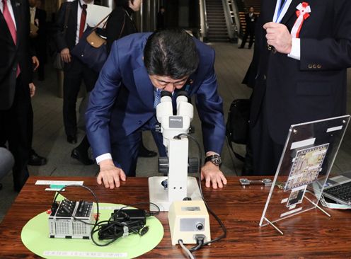 安倍总理在总理大臣官邸出席了第7届“日本制造业大奖表彰仪式及庆祝会”。