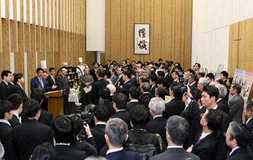 安倍总理在总理大臣官邸出席了第7届“日本制造业大奖表彰仪式及庆祝会”。