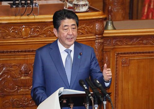 安倍总理在众议院全体会议及参议院全体会议上发表了第196届国会施政方针演说。