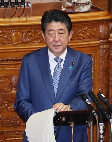 安倍总理在众议院全体会议及参议院全体会议上发表了第196届国会施政方针演说。