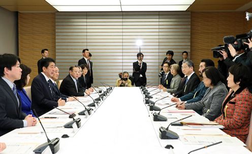 安倍总理在总理大臣官邸出席了与男女共同参与会议有识之士委员的恳谈会。