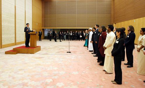 安倍总理在总理大臣官邸接受了参加世界青年之船事业青年代表的拜会。