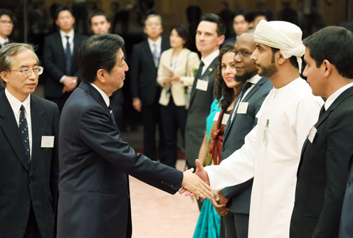 安倍总理在总理大臣官邸接受了参加世界青年之船事业青年代表的拜会。