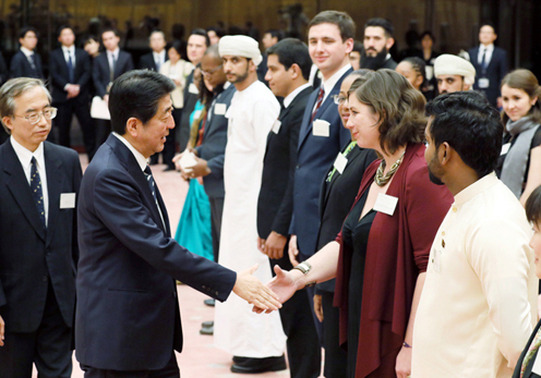 安倍总理在总理大臣官邸接受了参加世界青年之船事业青年代表的拜会。
