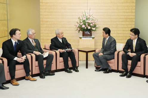 安倍总理在总理大臣官邸与被北朝鲜绑架受害者家属等见了面。