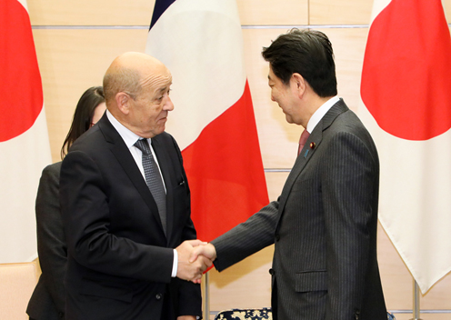 安倍总理在总理大臣官邸接受了法兰西共和国欧洲和外交部长让-伊夫·勒德里昂及国防部长弗洛朗斯·帕尔丽的拜会。