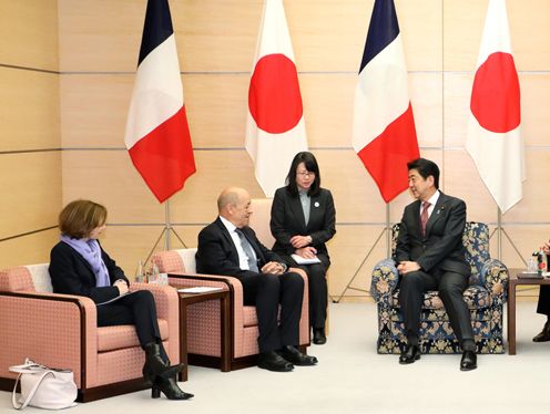 安倍总理在总理大臣官邸接受了法兰西共和国欧洲和外交部长让-伊夫·勒德里昂及国防部长弗洛朗斯·帕尔丽的拜会。