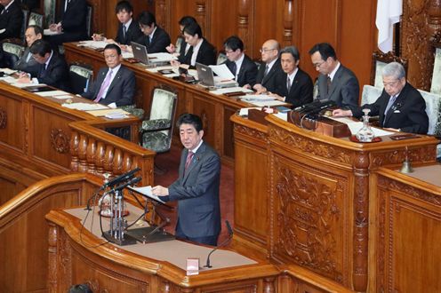 安倍总理出席了参议院全体会议。
