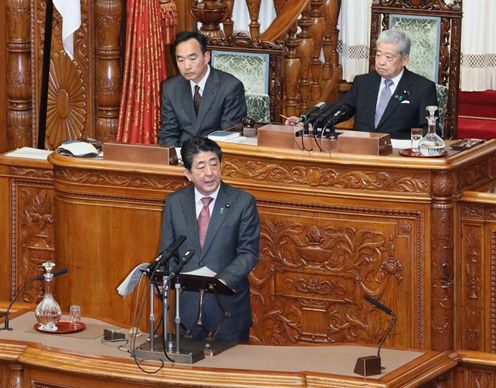 安倍总理出席了参议院全体会议。