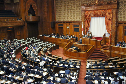 安倍总理出席了参议院全体会议。