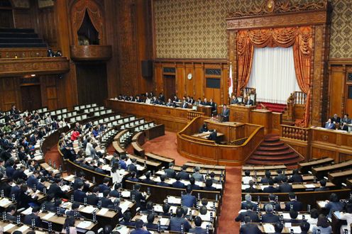 安倍总理出席了参议院全体会议。