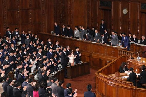 安倍总理出席了众议院预算委员会以及全体会议。