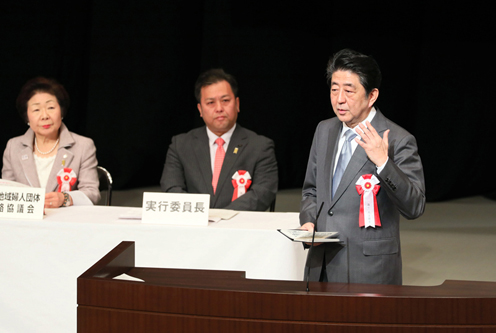 安倍总理出席了在东京都内举行的2017年要求返还北方领土全国大会。