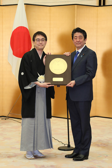 安倍总理在总理大臣官邸为羽生善治先生及井山裕太先生举行了国民荣誉奖表彰仪式，并颁发了奖状、奖牌及纪念品。