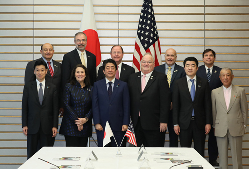 安倍总理在总理大臣官邸接受了美国议会日本研究小组访日议员团一行的拜会。