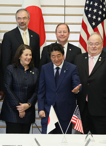 安倍总理在总理大臣官邸接受了美国议会日本研究小组访日议员团一行的拜会。