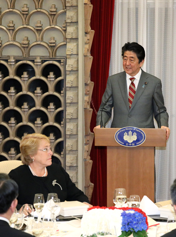 安倍总理在总理大臣官邸与智利共和国总统米歇尔·巴切莱特·赫里亚举行了首脑会谈等。