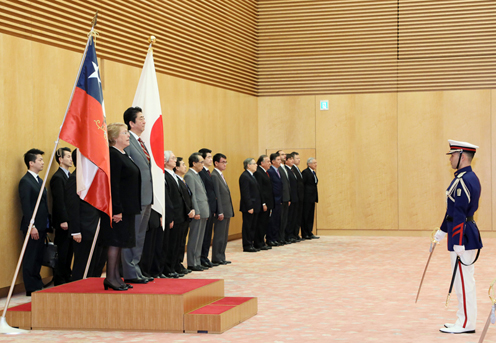 安倍总理在总理大臣官邸与智利共和国总统米歇尔·巴切莱特·赫里亚举行了首脑会谈等。