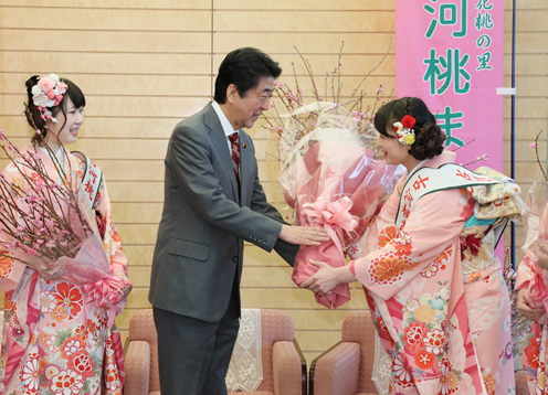 安倍总理接受了古河桃姑娘等的拜访。