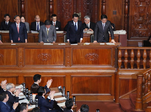 安倍总理出席了众议院预算委员会、财务金融委员会及全体会议。