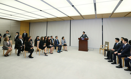 安倍总理在总理大臣官邸接受了应邀访日的美籍日裔领袖代表一行的拜会。