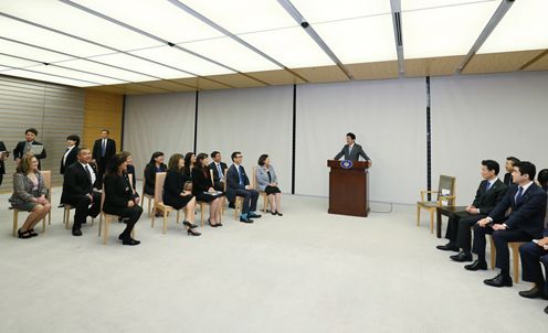 安倍总理在总理大臣官邸接受了应邀访日的美籍日裔领袖代表一行的拜会。