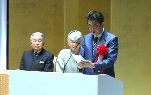 在天皇和皇后两位陛下的莅临之下，安倍总理出席了在东京都内举行的地方政府消防制度70周年纪念典礼。