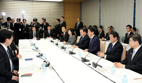 安倍总理在总理大臣官邸召开了第33次国家战略特别区域咨询会议。