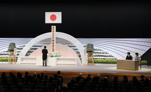 在文仁亲王和王妃两位殿下的莅临之下，安倍总理出席了在东京都内举行的东日本大地震七周年追悼仪式。