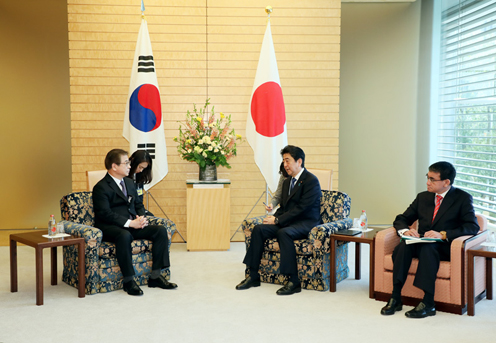 安倍总理在总理大臣官邸接受了大韩民国国家情报院院长徐薰的拜会。