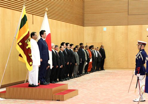 安倍总理在总理大臣官邸与斯里兰卡民主社会主义共和国总统迈特里帕拉·西里塞纳举行了首脑会谈等。