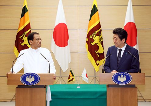 安倍总理在总理大臣官邸与斯里兰卡民主社会主义共和国总统迈特里帕拉·西里塞纳举行了首脑会谈等。