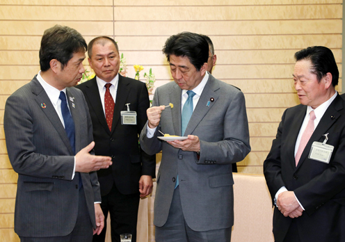 安倍总理在总理大臣官邸接受了茨城县知事大井川和彦等赠送的地瓜干。