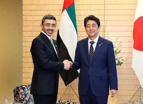 安倍总理在总理大臣官邸接受了阿拉伯联合酋长国外交与国际合作部长阿卜杜拉的拜会。