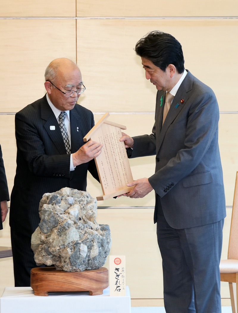 安倍总理在总理大臣官邸接受了岐阜县揖斐川町町长富田和弘等赠送的特产岩石（石灰质角砾岩）。