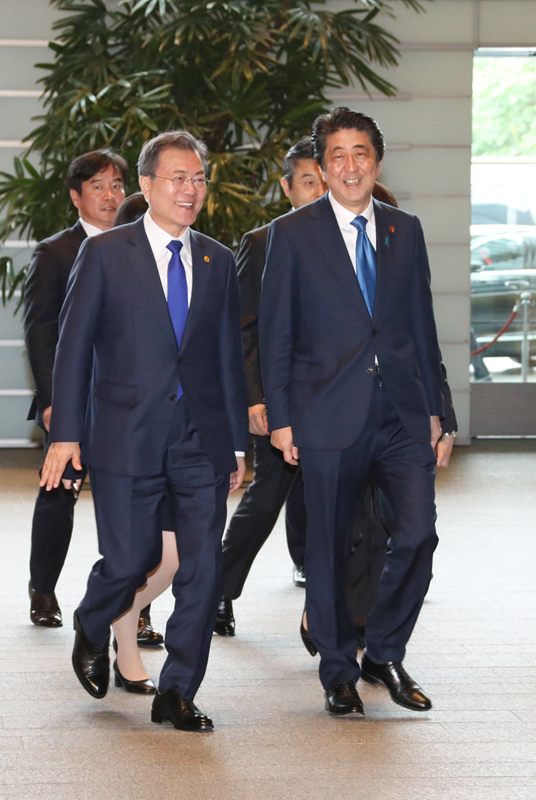 安倍总理在总理大臣官邸迎接韩国总统文在寅2