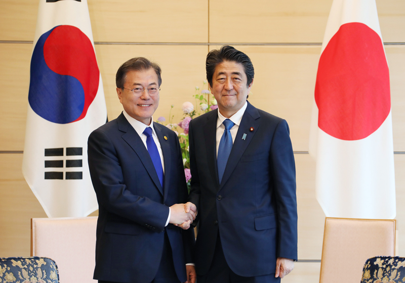日韩两国首脑握手