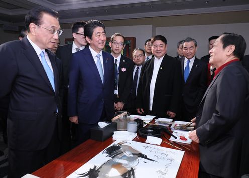 安倍总理参观中华文化展5