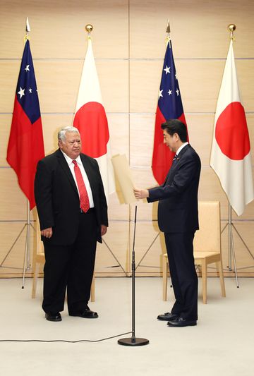 安倍总理在总理大臣官邸与萨摩亚独立国首相兼外交贸易部长图伊拉埃帕·法蒂亚洛法·卢佩索里艾·萨伊莱莱·马利埃莱额奥伊举行了首脑会谈等。