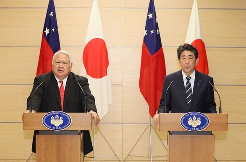 安倍总理在总理大臣官邸与萨摩亚独立国首相兼外交贸易部长图伊拉埃帕·法蒂亚洛法·卢佩索里艾·萨伊莱莱·马利埃莱额奥伊举行了首脑会谈等。